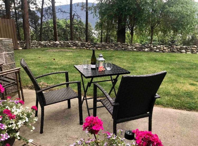 The Blue House Bed And Breakfast Lake Country Exterior foto