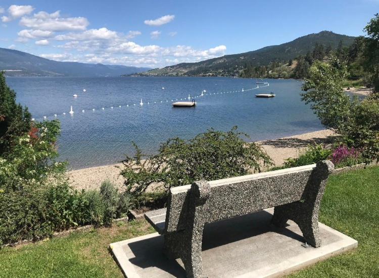 The Blue House Bed And Breakfast Lake Country Exterior foto