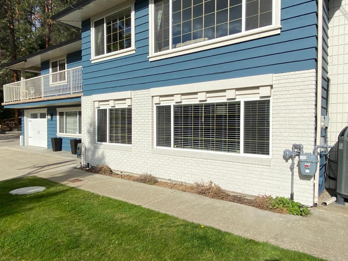 The Blue House Bed And Breakfast Lake Country Exterior foto