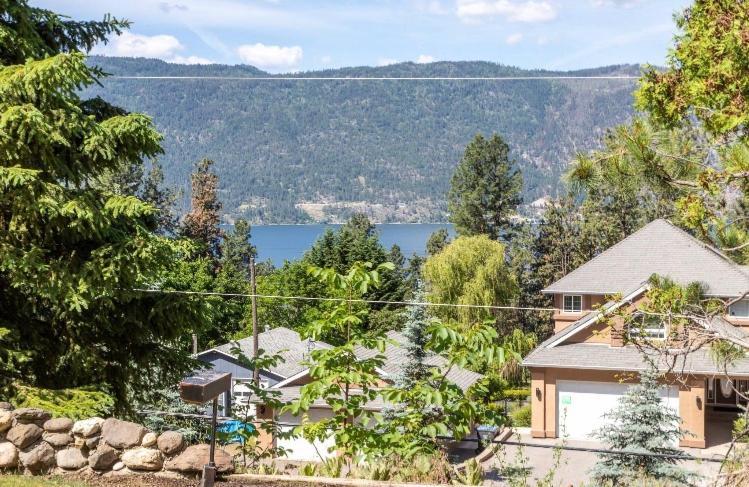 The Blue House Bed And Breakfast Lake Country Exterior foto