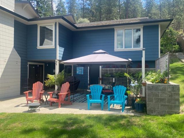 The Blue House Bed And Breakfast Lake Country Exterior foto